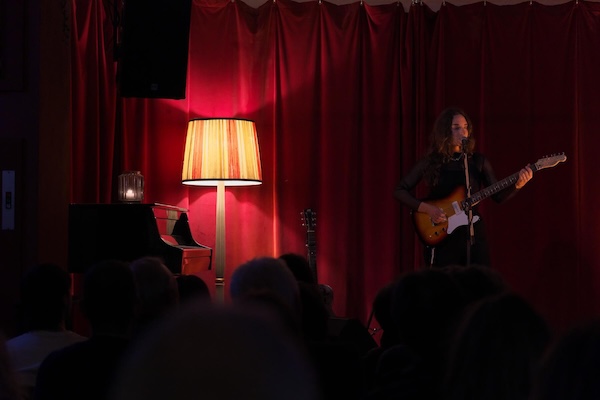 Cinder Well met elektrische gitaar, foto Ronald Rietman