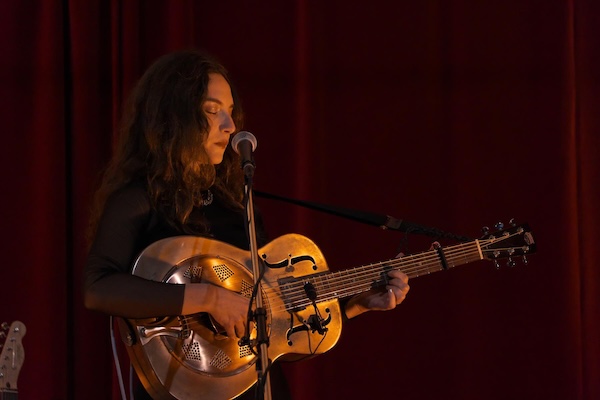 Cinder Well met steel gitaar, foto Ronald Rietman