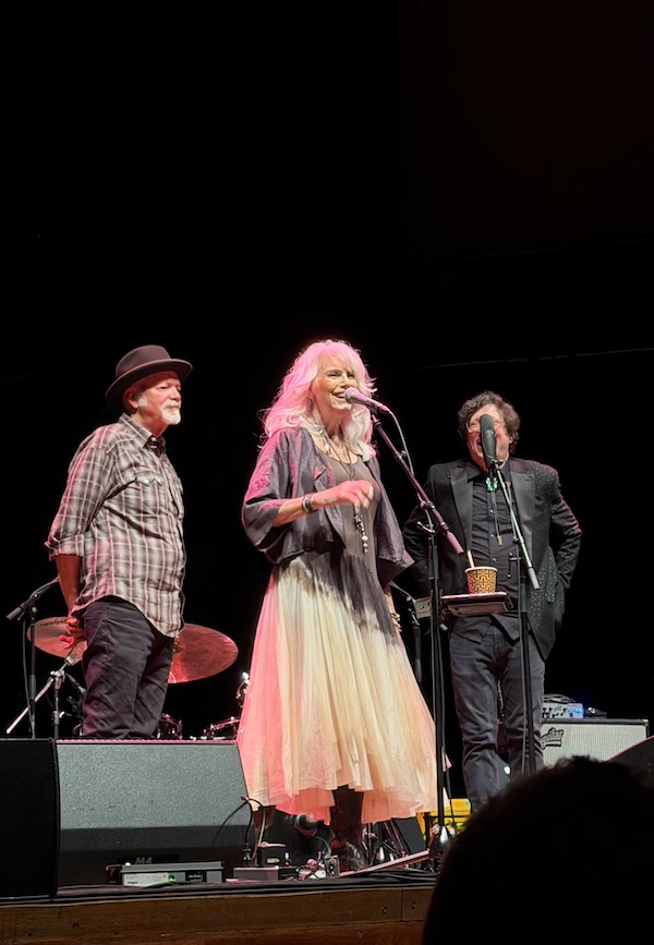 Emmylou Harris met Red Dirt Boys Phil Madeira (l) en Will Kimbrough, foto Arianne Knegt