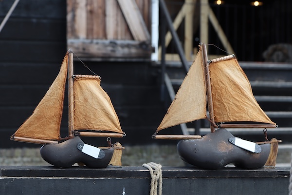Klompenbootjes in het Zuiderzeemuseum, foto Honza Bartošek