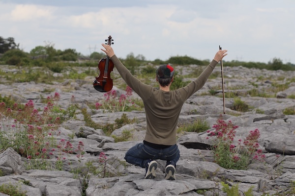 Honza oefent zijn “slavic squat” in zijn geliefde The Burren in Ierland, foto Honza Bartošek